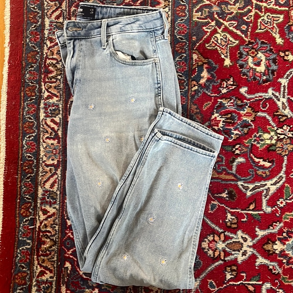 Hollister Ultra Hi-rise mom Jean size 13L. Daisy embroidery.